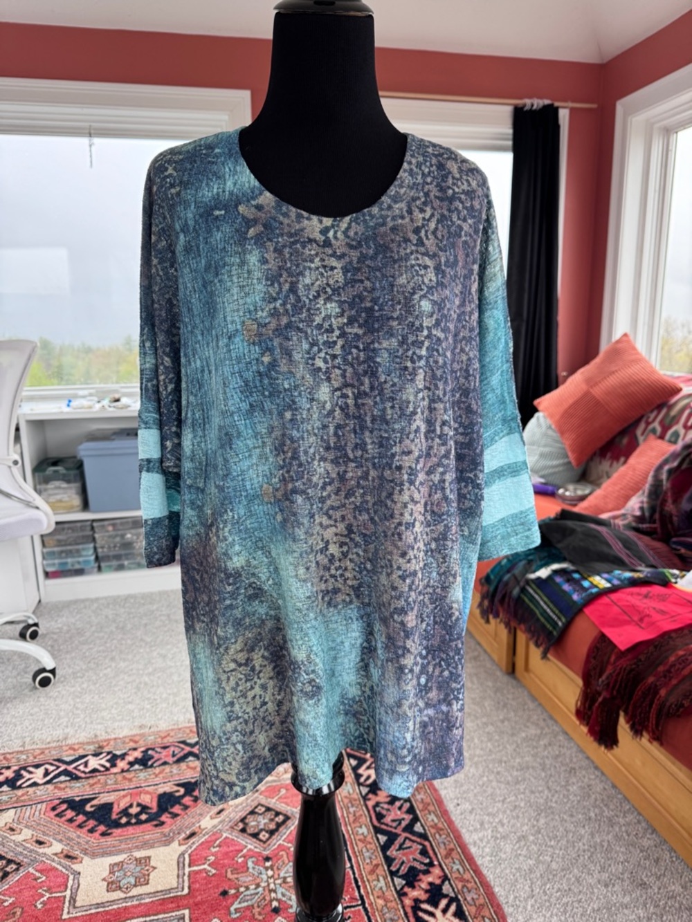 Abstract Print Women’s 3/4 Sleeve top in Blue and Aqua. Jess & Jane. Size XL
